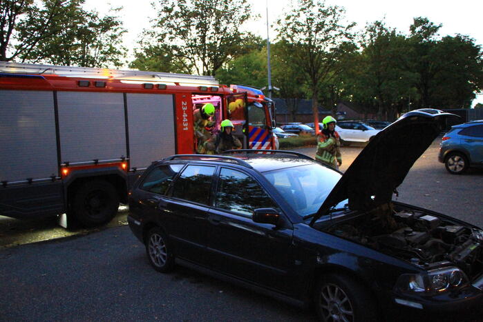 Rookontwikkeling onder motorkap van auto