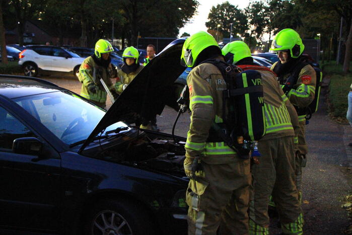 Rookontwikkeling onder motorkap van auto