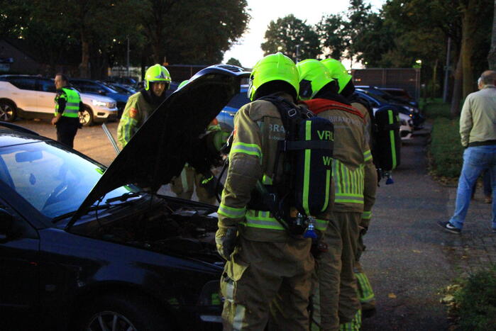Rookontwikkeling onder motorkap van auto