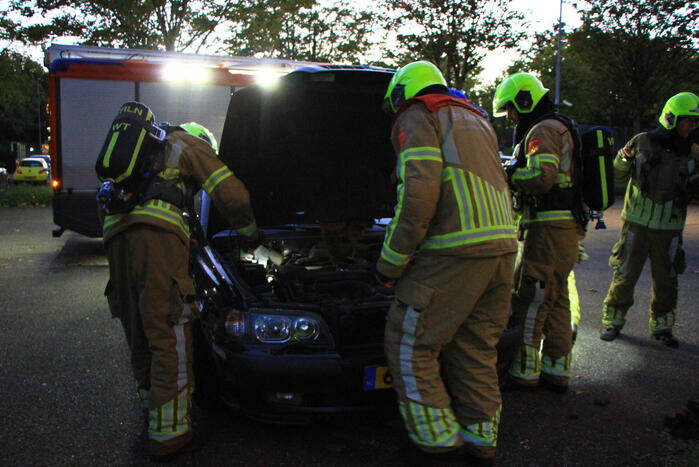 Rookontwikkeling onder motorkap van auto