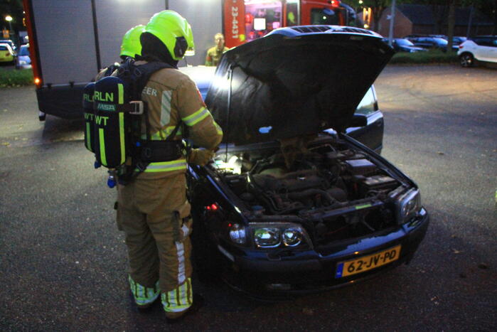 Rookontwikkeling onder motorkap van auto