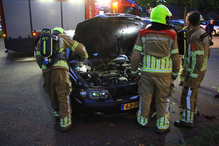Rookontwikkeling onder motorkap van auto