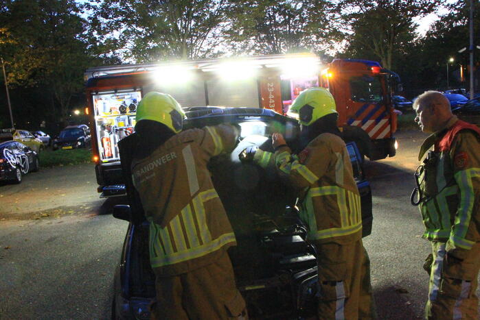 Rookontwikkeling onder motorkap van auto
