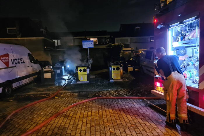 Brandweer blust containerbrand