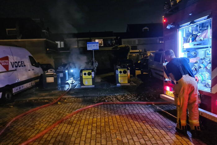 Brandweer blust containerbrand