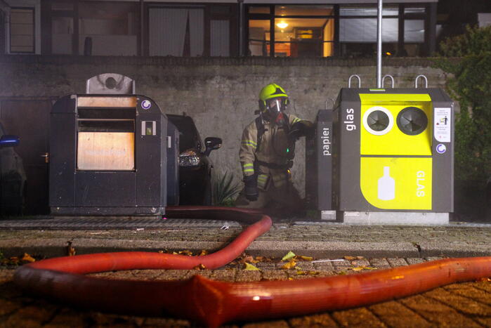 Brandweer blust containerbrand