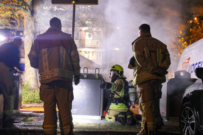 Brandweer blust containerbrand