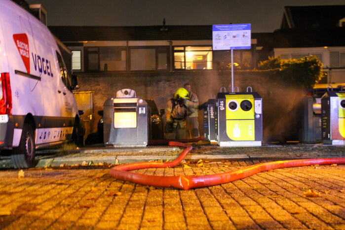Brandweer blust containerbrand