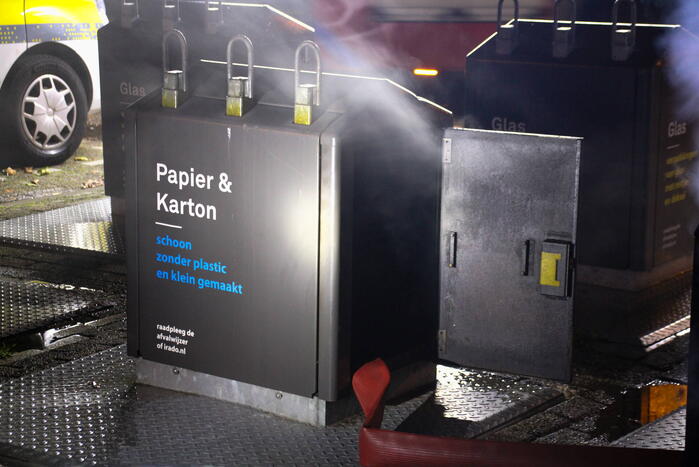 Brandweer blust containerbrand