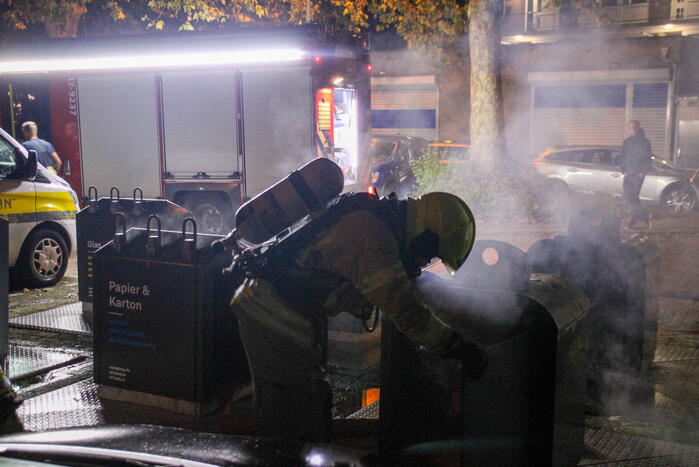 Brandweer blust containerbrand