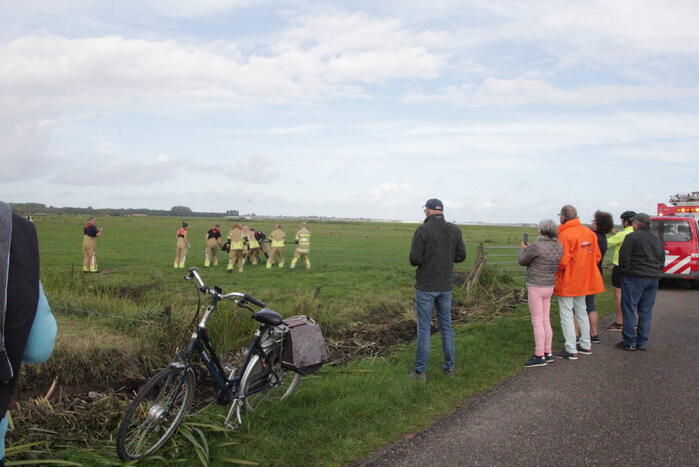 Brandweer redt koe uit sloot