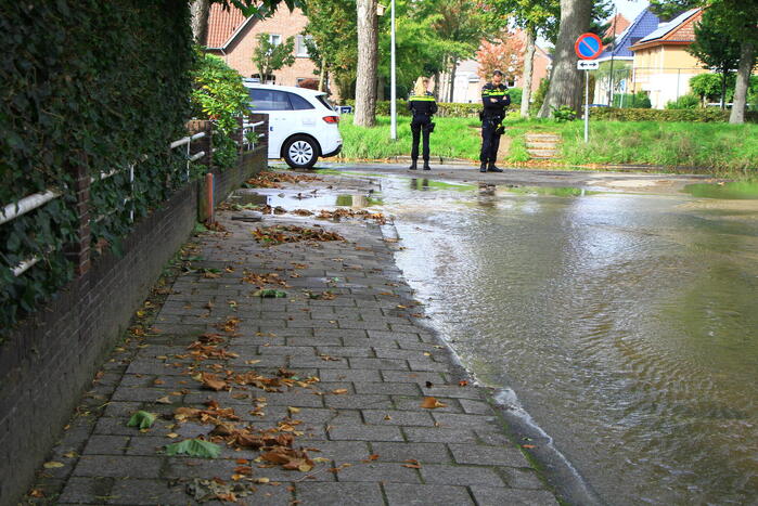 Vrouw valt in sink hole door kapotte waterleiding