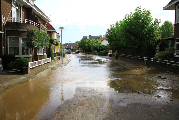 Vrouw valt in sink hole door kapotte waterleiding