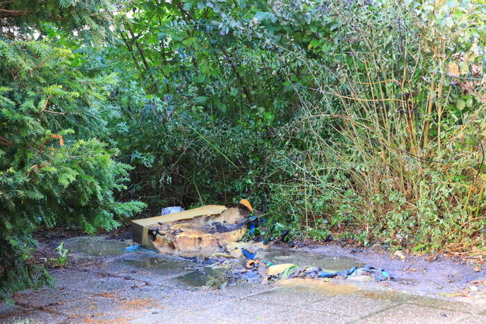 Buurtbewoners blussen in brand gestoken matras