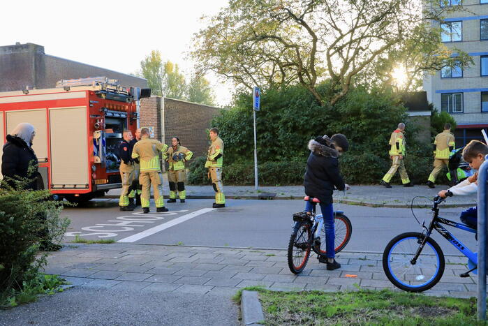 Buurtbewoners blussen in brand gestoken matras