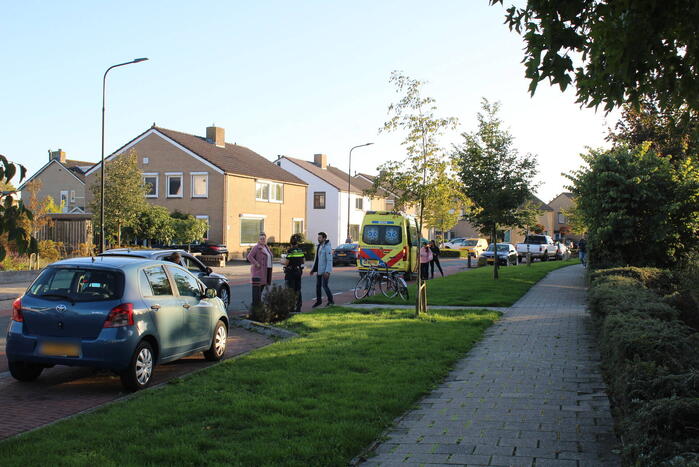 Fietser en automobilist in botsing