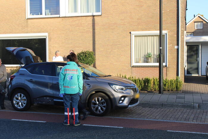 Fietser en automobilist in botsing