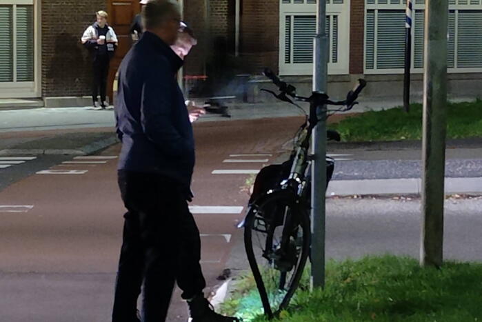 Fietser en automobilist in botsing