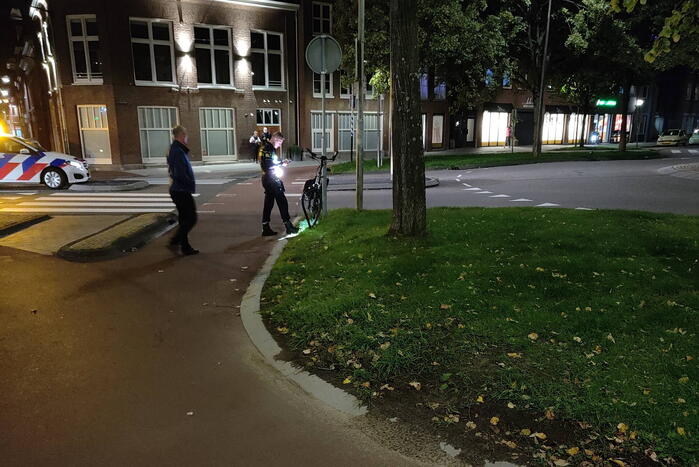 Fietser en automobilist in botsing