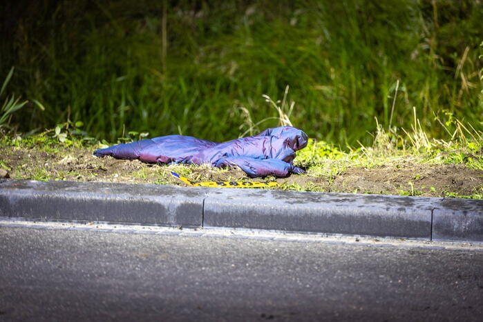 Automobilist mist bocht en belandt in het water