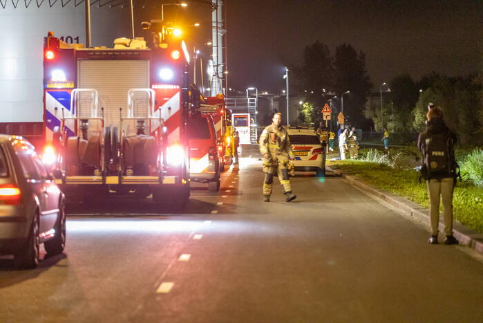 Automobilist mist bocht en belandt in het water