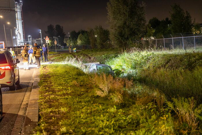 Automobilist mist bocht en belandt in het water