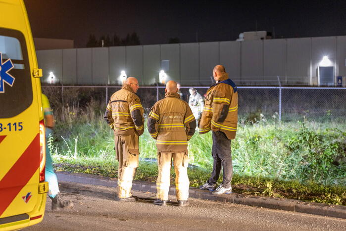 Automobilist mist bocht en belandt in het water