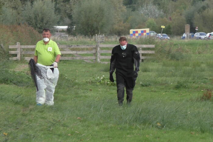 Ganzen met vogelgriep uit water gehaald