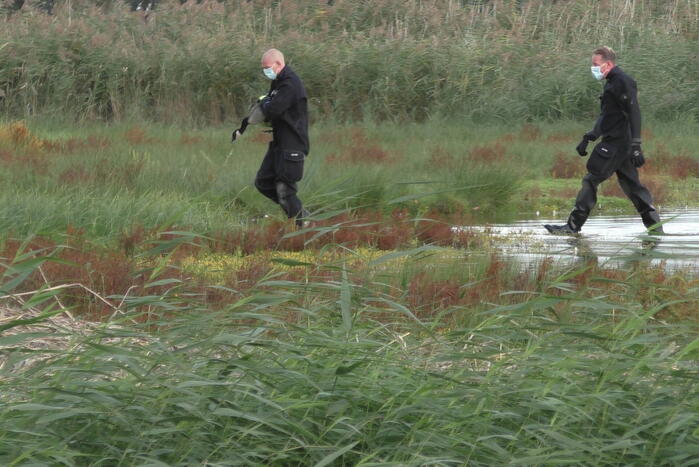 Ganzen met vogelgriep uit water gehaald