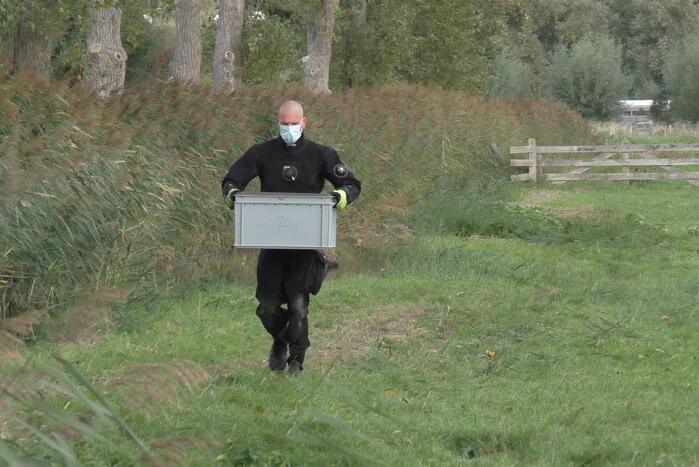 Ganzen met vogelgriep uit water gehaald