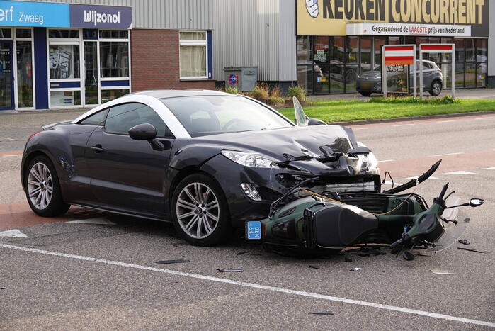 Twee gewonden bij botsing tussen scooter en auto