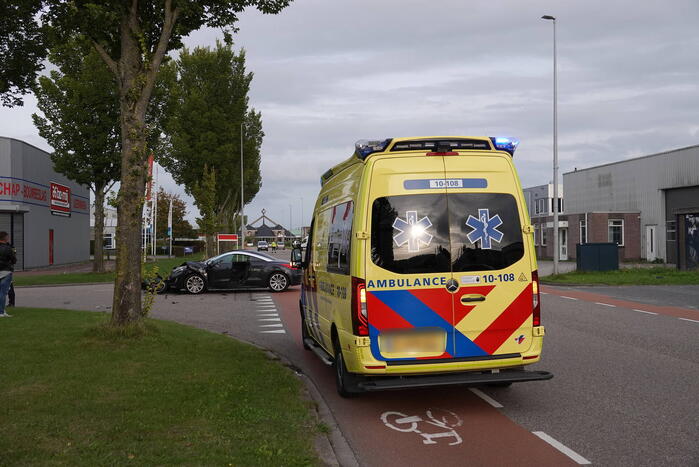 Twee gewonden bij botsing tussen scooter en auto