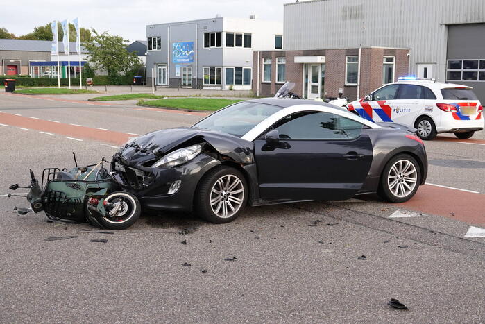 Twee gewonden bij botsing tussen scooter en auto