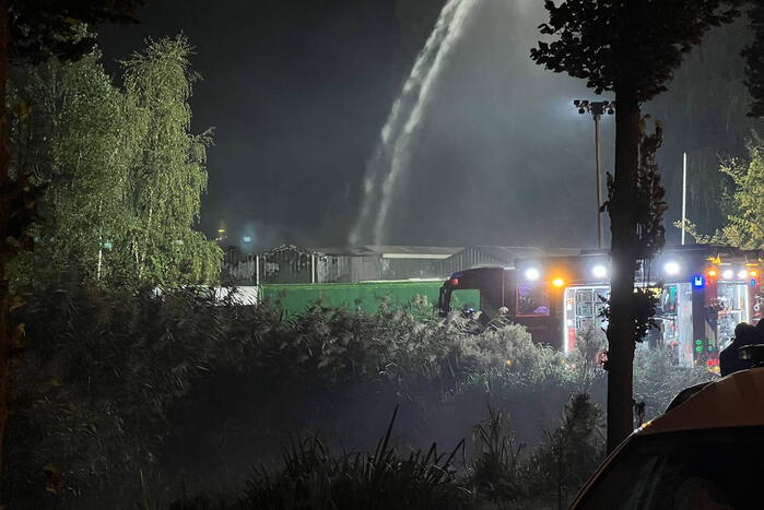 Grote uitslaande brand verwoest schuur