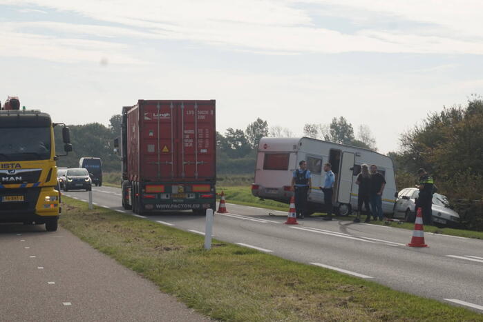 Auto belandt met caravan in berm