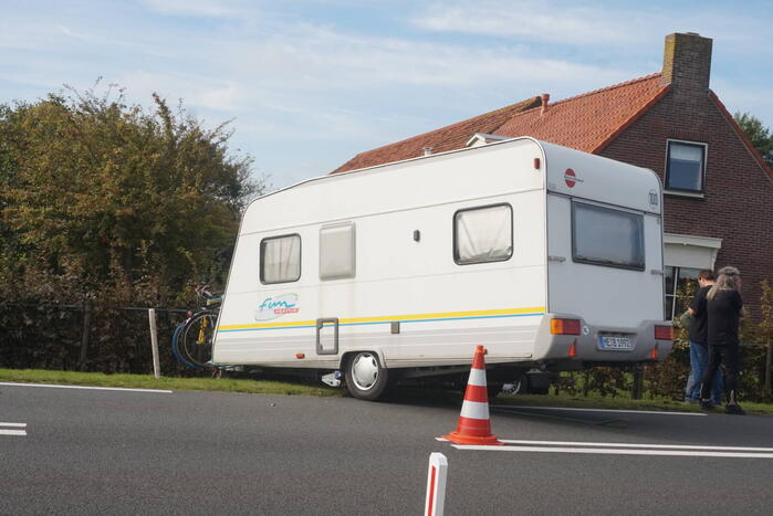 Auto belandt met caravan in berm