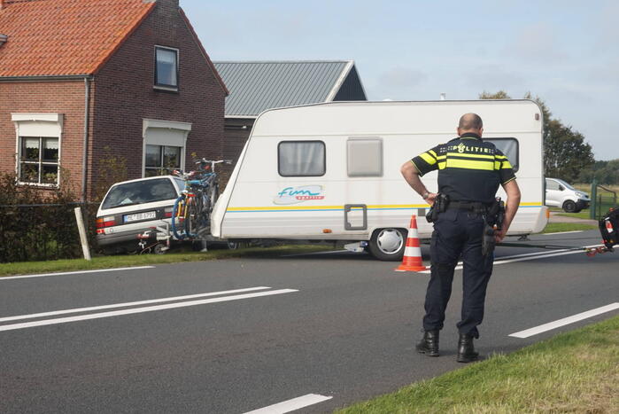 Auto belandt met caravan in berm