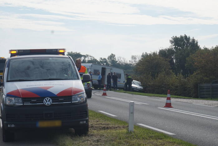 Auto belandt met caravan in berm