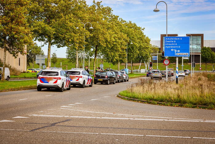 Vier auto's botsen voor stoplicht