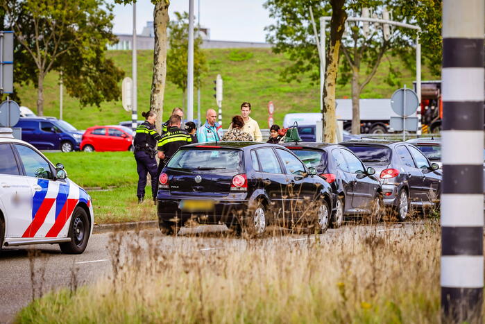 Vier auto's botsen voor stoplicht