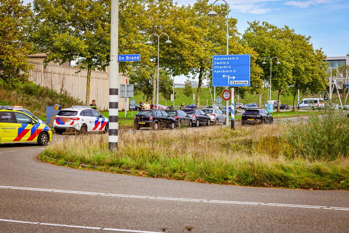 Vier auto's botsen voor stoplicht