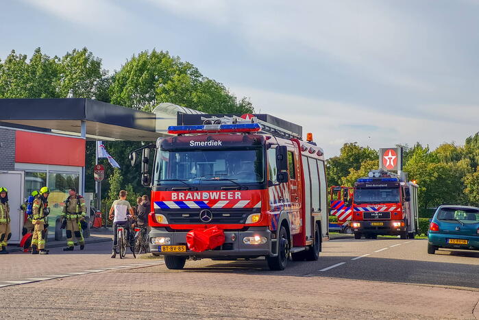 Mistgenerator zet tankstation vol rook