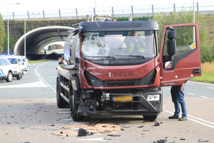 Ravage na botsing tussen vrachtwagen en bestelbus