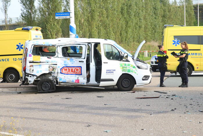 Ravage na botsing tussen vrachtwagen en bestelbus