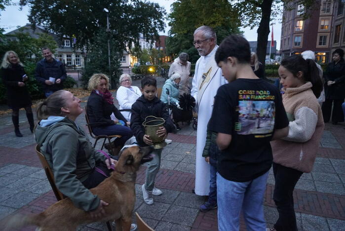Huisdieren krijgen zegening op Dierendag