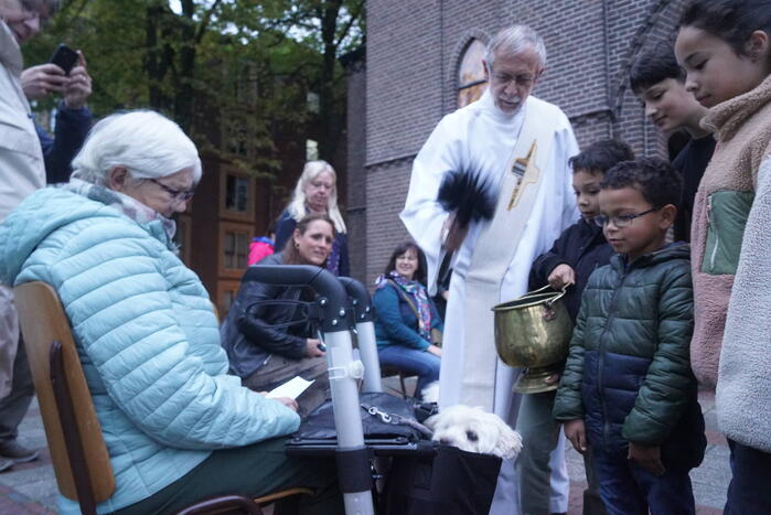 Huisdieren krijgen zegening op Dierendag