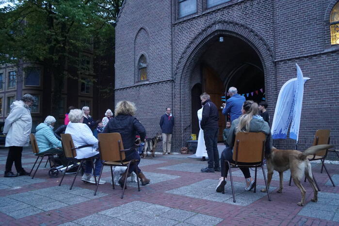 Huisdieren krijgen zegening op Dierendag