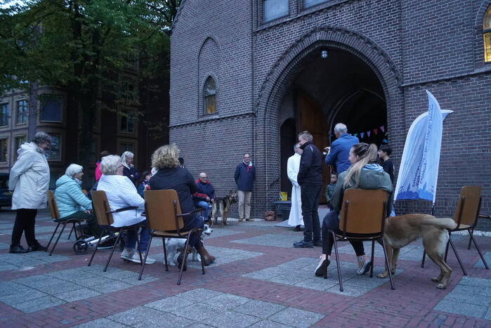 Huisdieren krijgen zegening op Dierendag