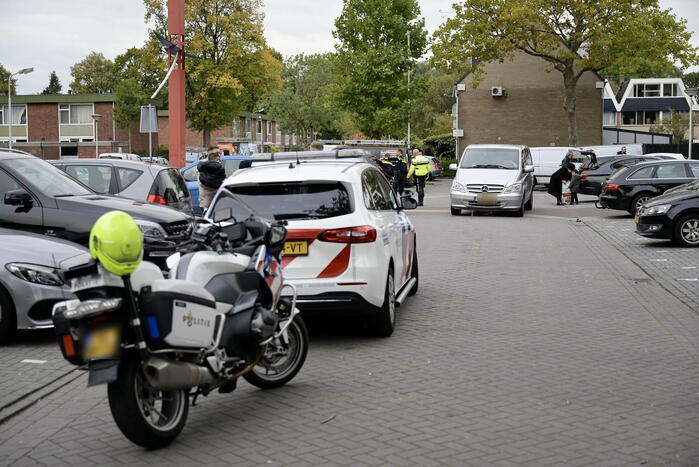 Kind met step belandt onder bestelbus