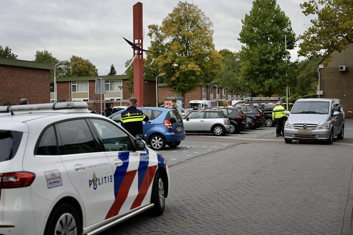 Kind met step belandt onder bestelbus